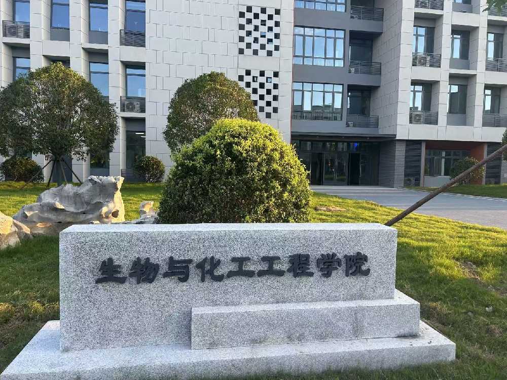 马龙区扬州职业大学体育场高杆灯项目